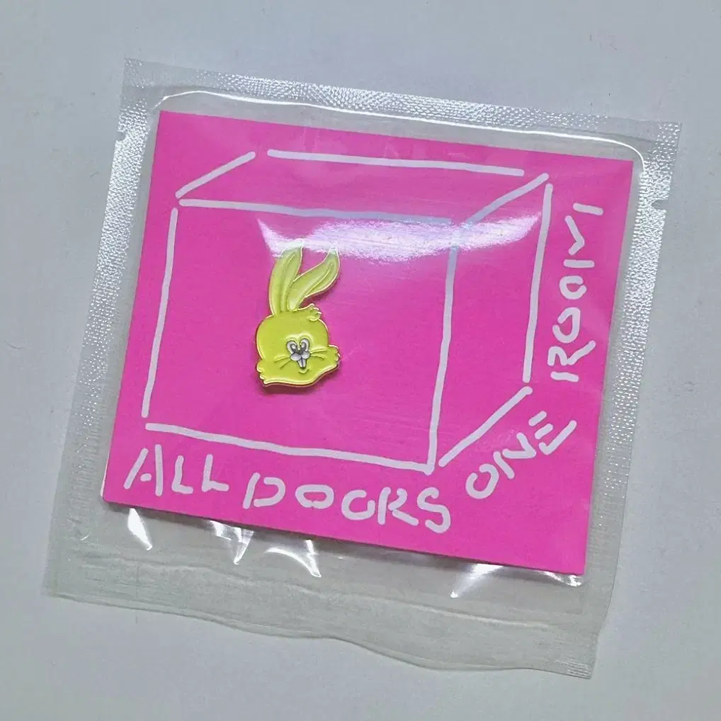 New Jeans Debut pop up Bunny Badge Adore limited edition photocard minji hanni Haerin