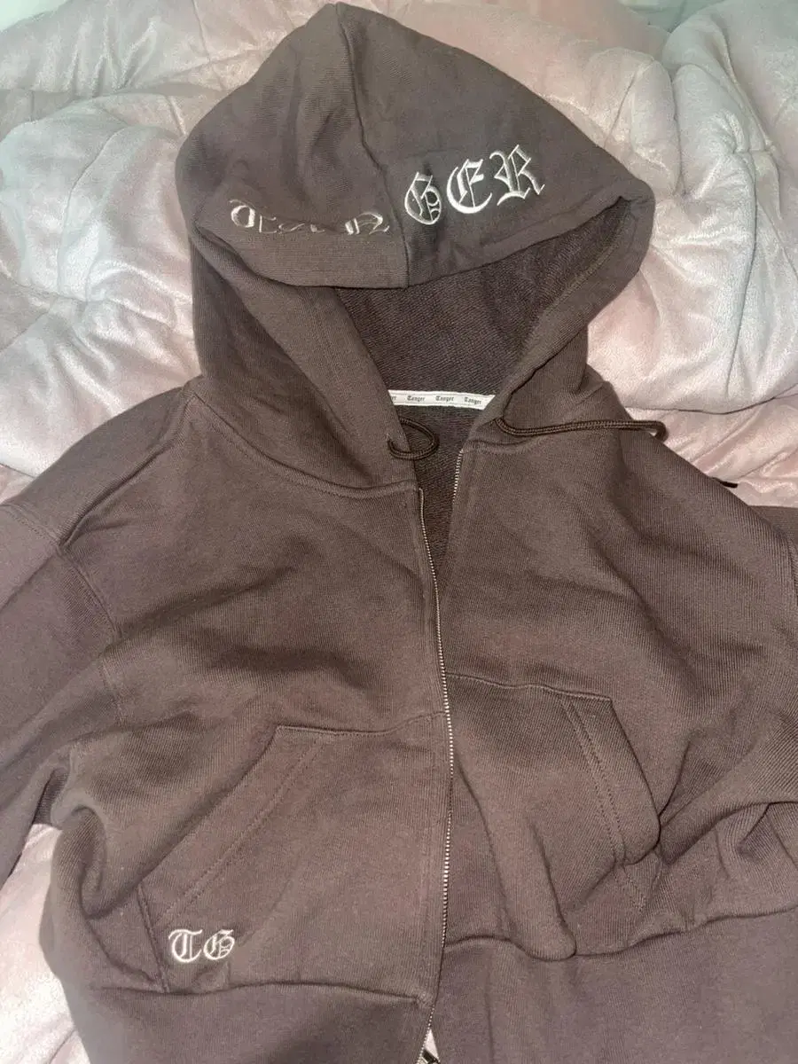 TANGER Tanger lettering hoodieZipped up brown