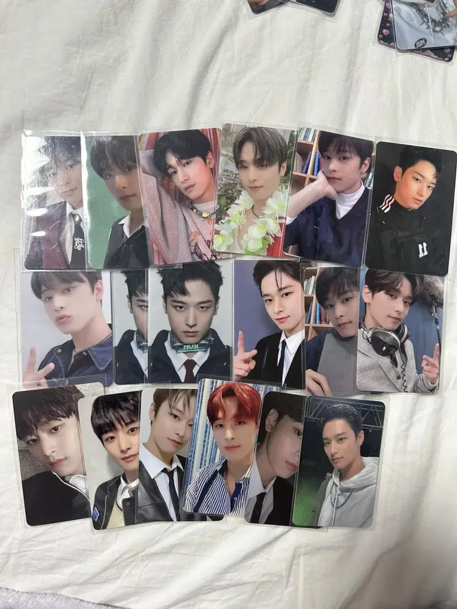 The Boyz juyeon photocard I'll wts to 2.0 in bulk, I'll match your price as best I can.