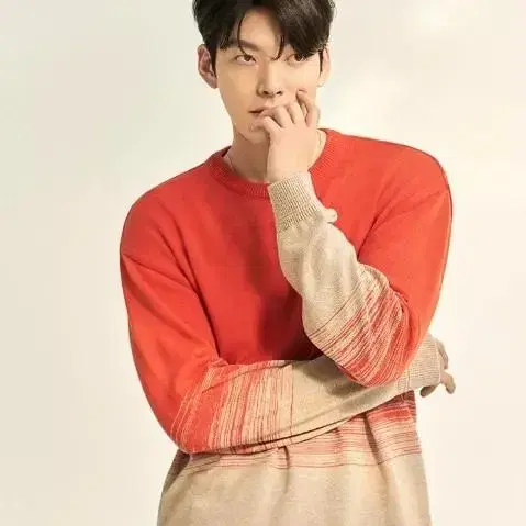 김우빈 착용. 오렌지 투톤 니트 95사이즈