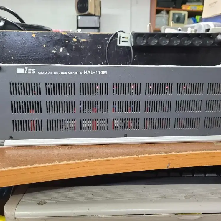 NES AUDIO DISTRIBUTION AMPLIFIER NAD-110