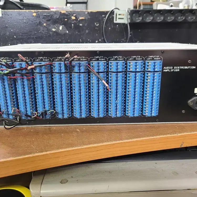 NES AUDIO DISTRIBUTION AMPLIFIER NAD-110