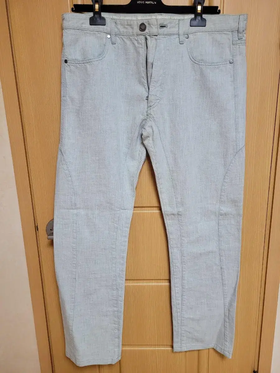 (Genuine) Louis Vuitton pants size 44