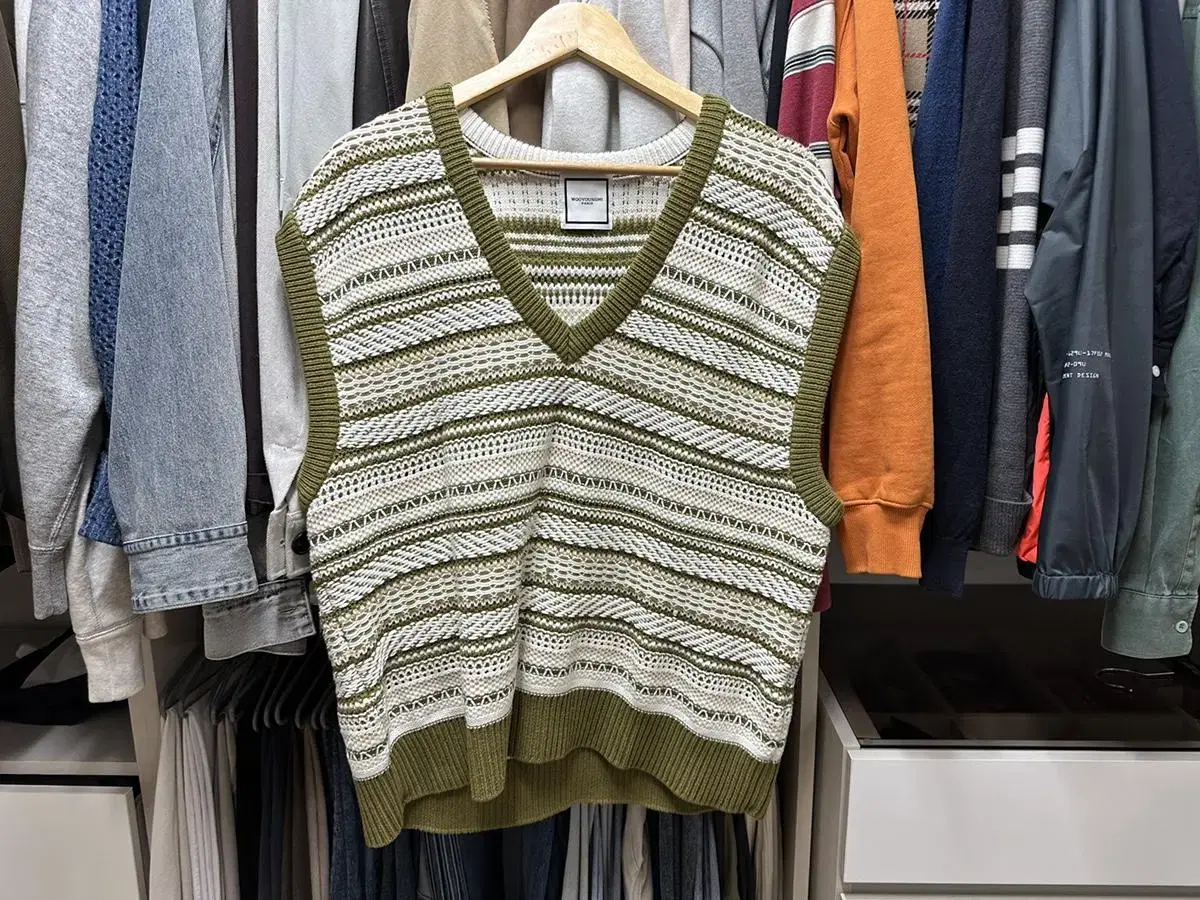 Wooyoung Mi Woo's vest knit new quality sell.