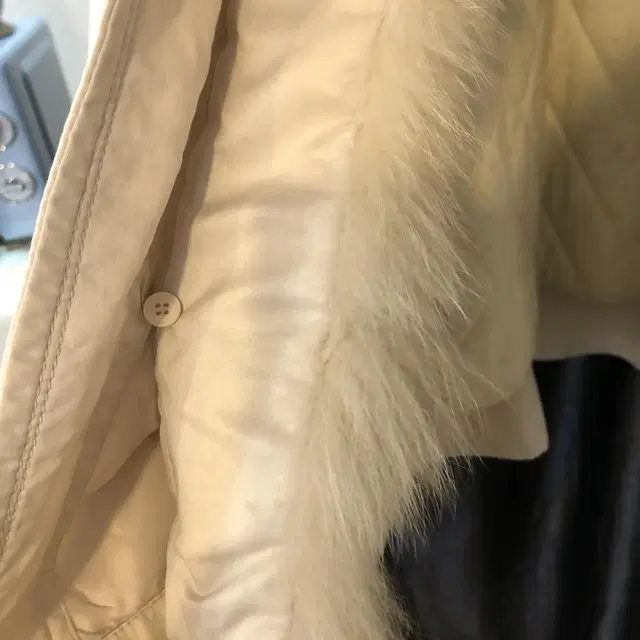 Vintage sisley ivory fur ct