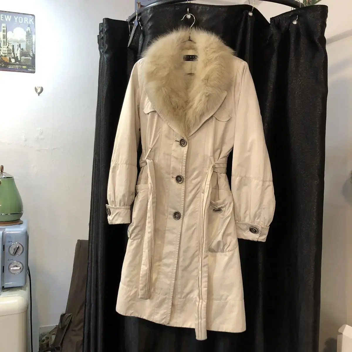 Vintage sisley ivory fur ct