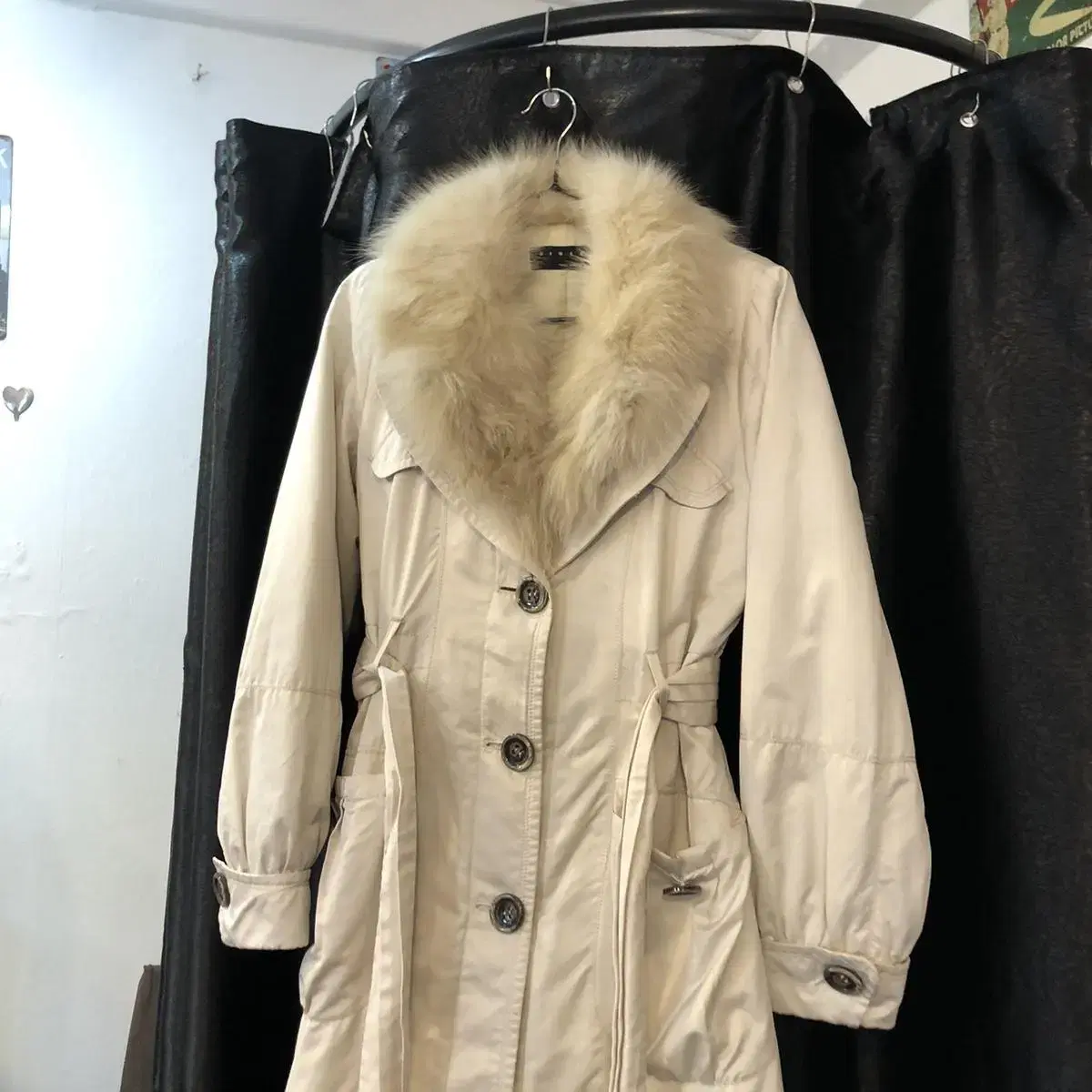 Vintage sisley ivory fur ct