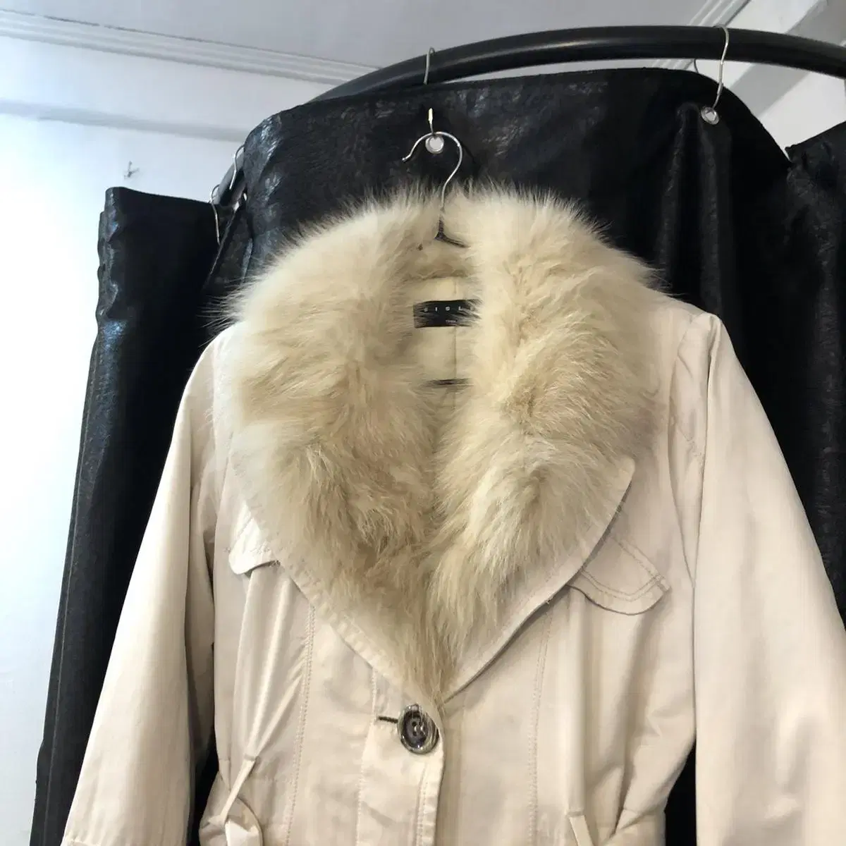 Vintage sisley ivory fur ct