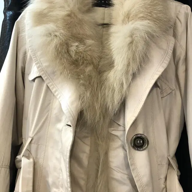 Vintage sisley ivory fur ct