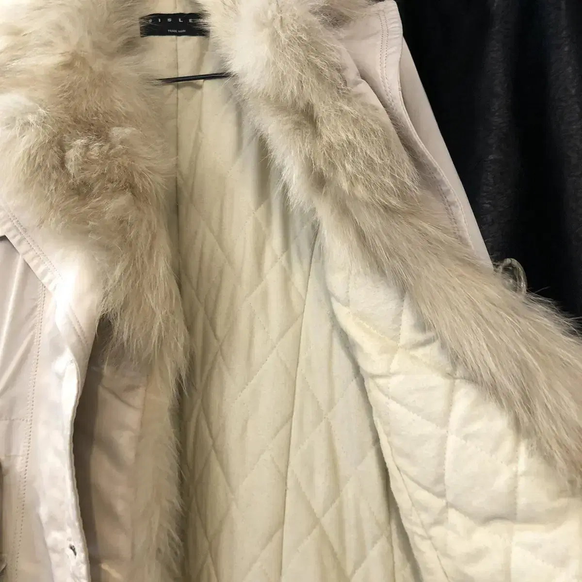 Vintage sisley ivory fur ct