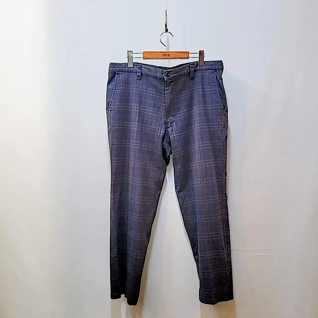 36) GHID Sport Woolen Check Pants