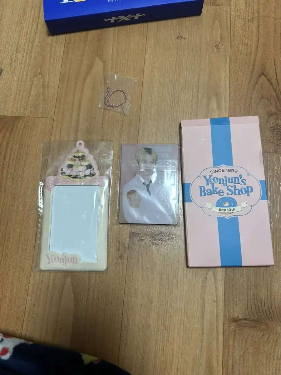 Tuvatu txt yeonjun birthday md photocard bakeshop