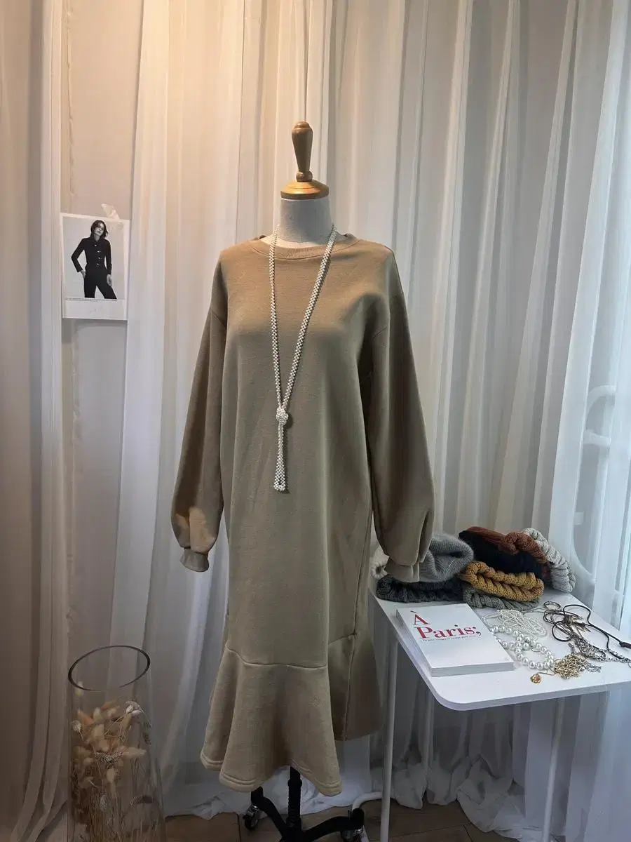 Beige hem flare ONEPIECE e.ji