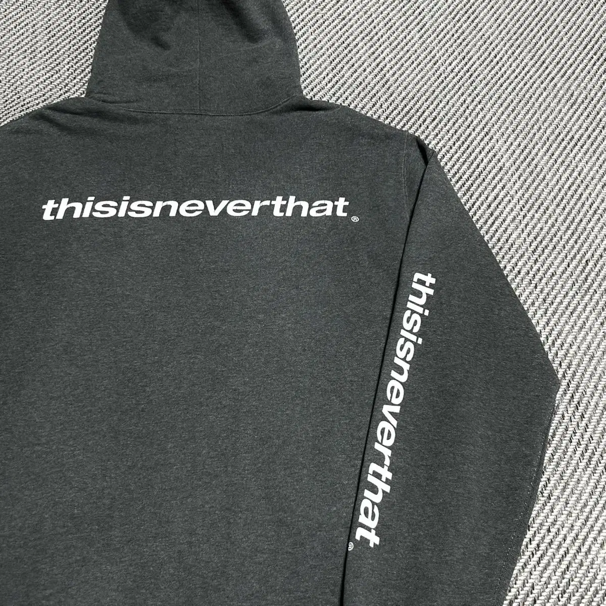 [ L ] Thisisneverthat 디스이즈네버댓 다크그레이 후드티