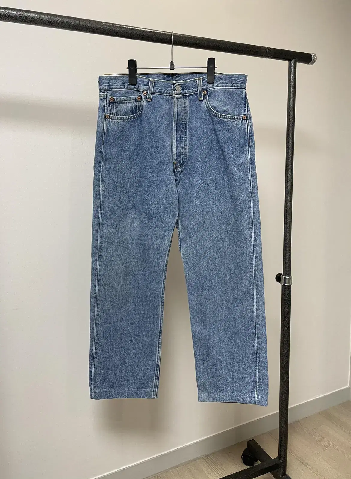 (32) 90s USA Levi's 501 Medium Blue Denim Pants