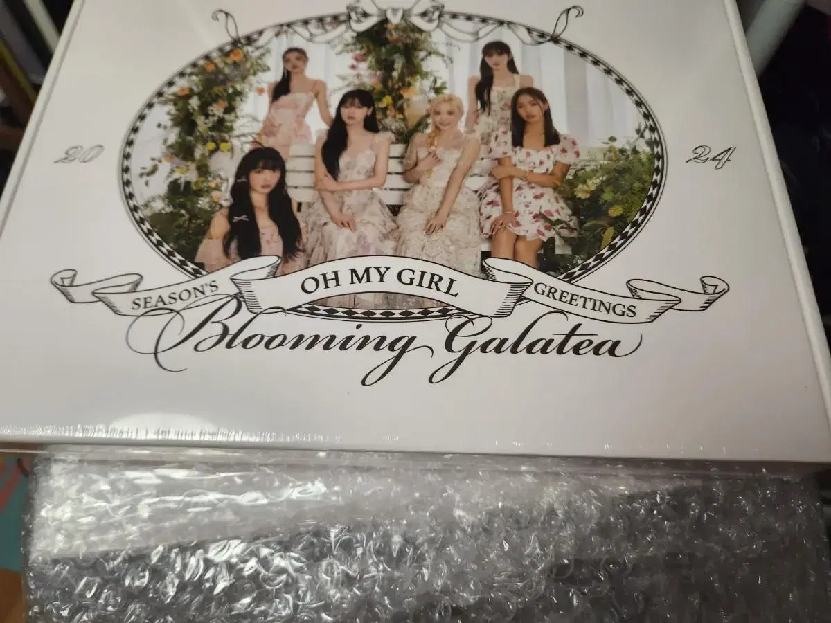 Weekend discount)Oh my girl 2024 seasons greetings sealed Large quantity