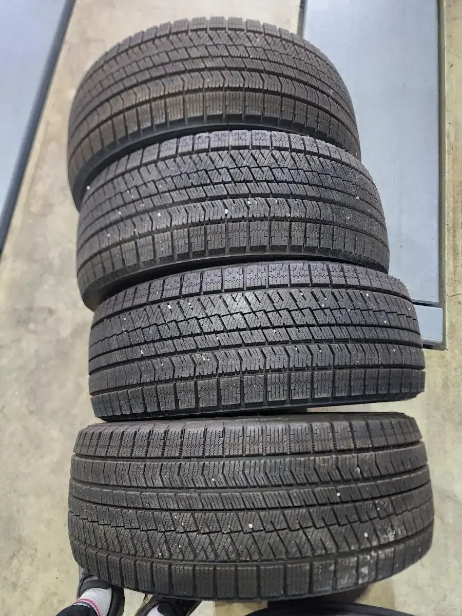 245/45R19브릿지스톤블리작ICE A급중고윈터타이어4개팝니다.