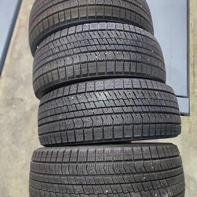 245/45R19브릿지스톤블리작ICE A급중고윈터타이어4개팝니다.