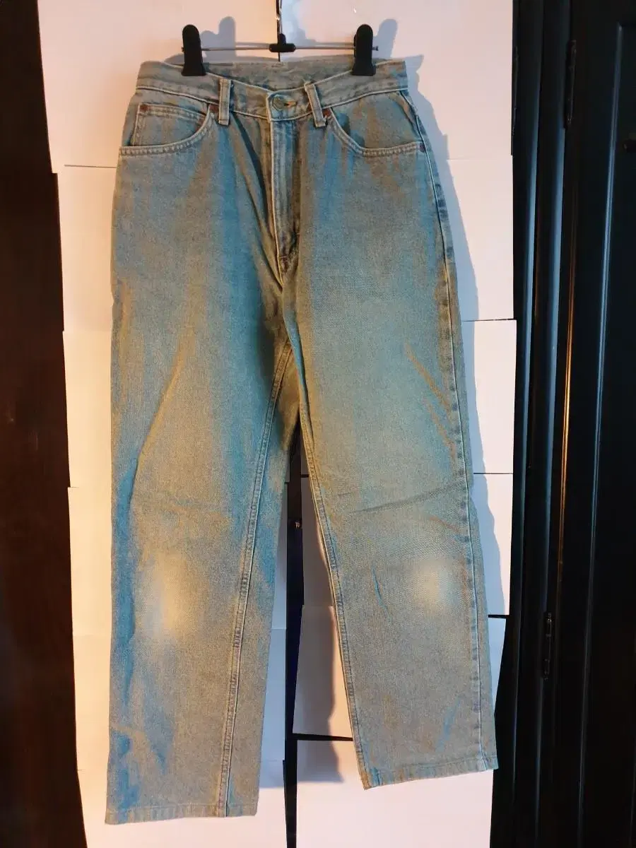 I love the color of these 90s LEE jeans.