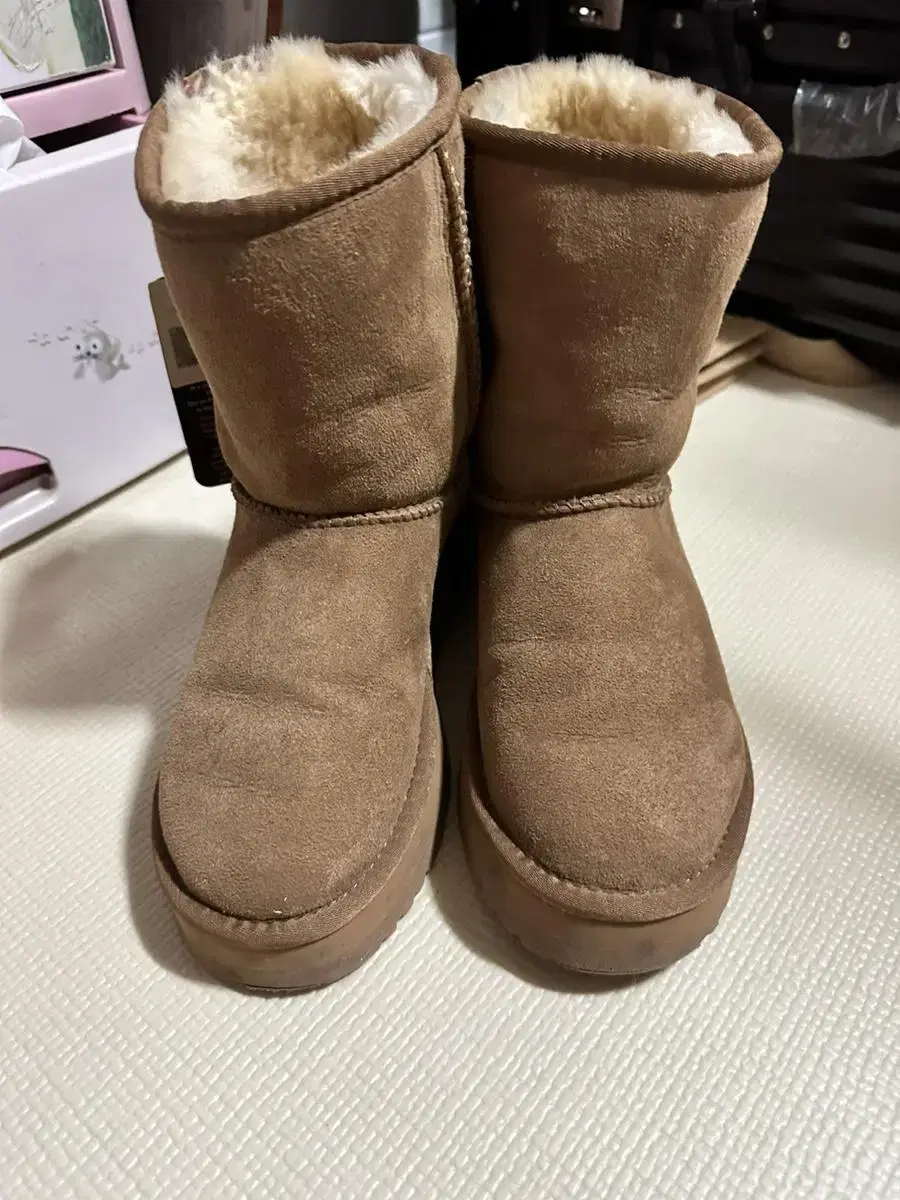 UGG 어그 클래식 미니 ll 앵클부츠 체스트넛