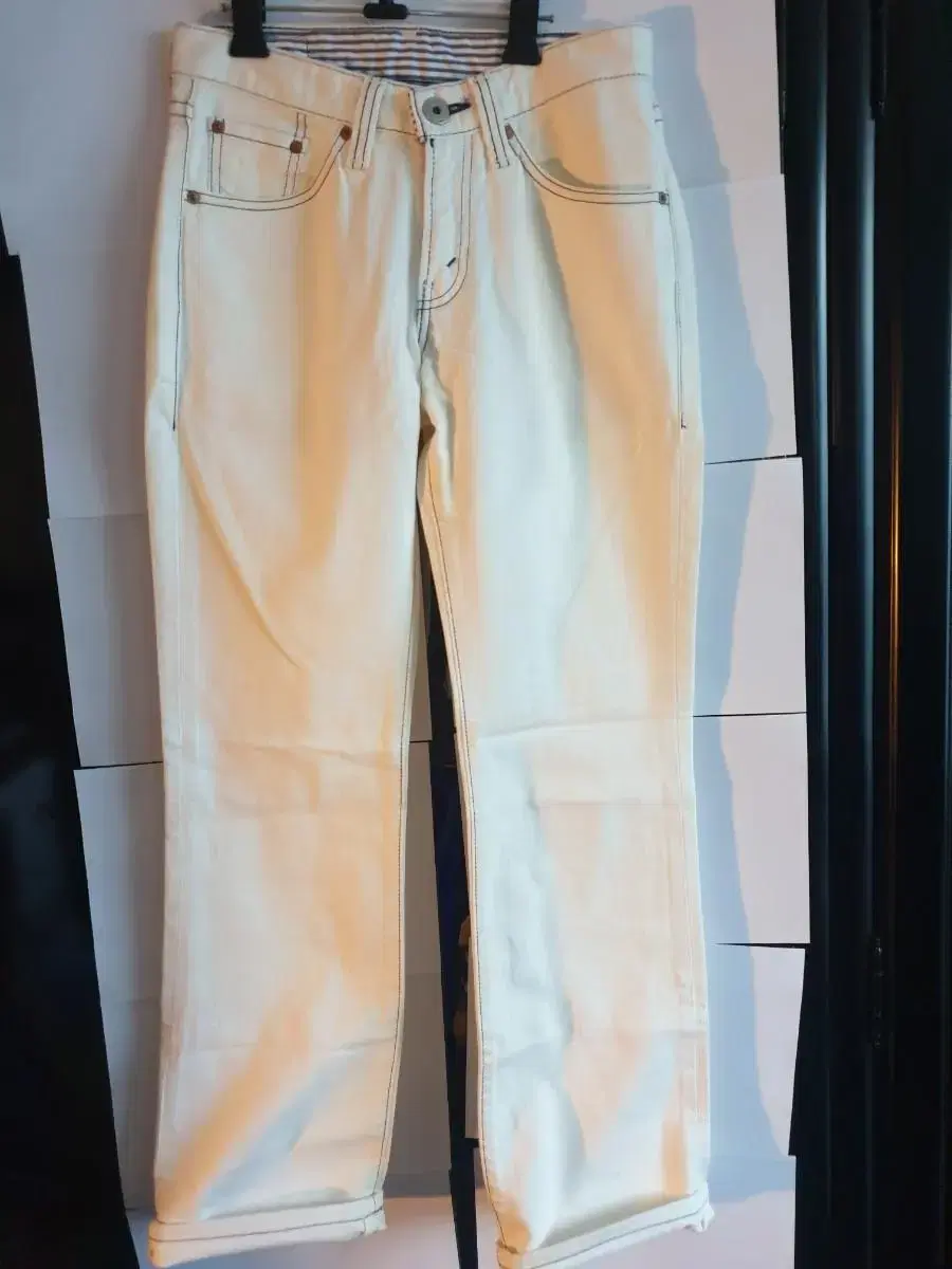 White Levi's Premium Jeans