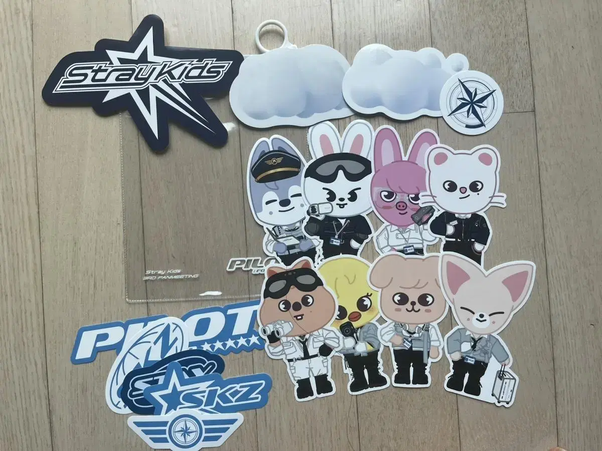 Straykids Pilot md wts (skzoo doll, reno collectbook, carrier stickers)