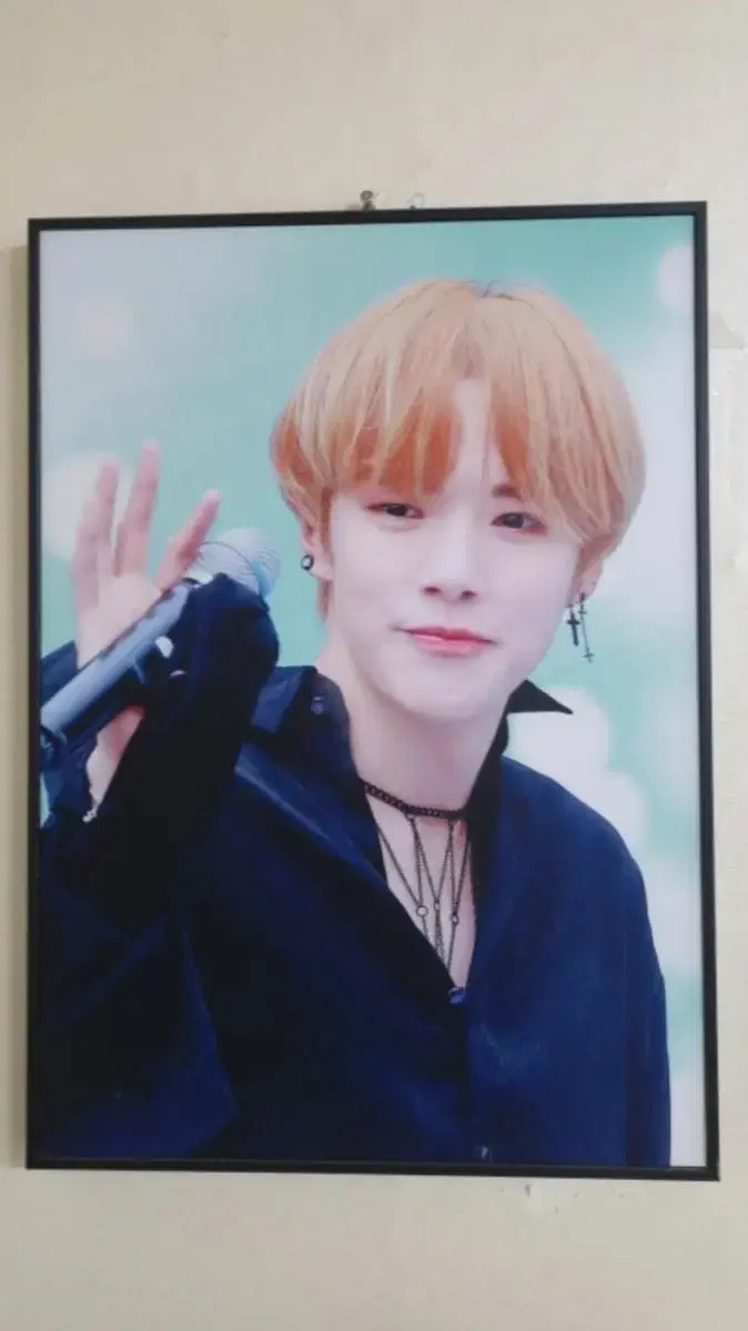 Monsta X lee minhyuk sells frames (takpo)