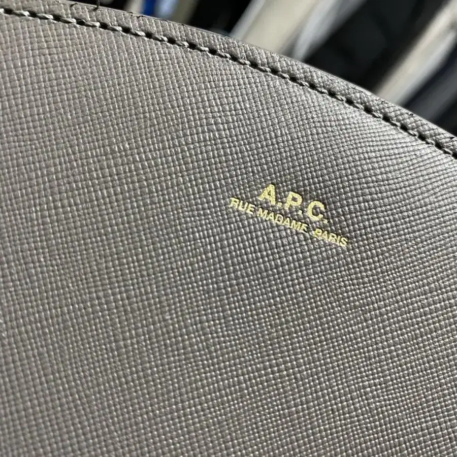 아페쎄 A.P.C 데미룬 하프문백 크로스백