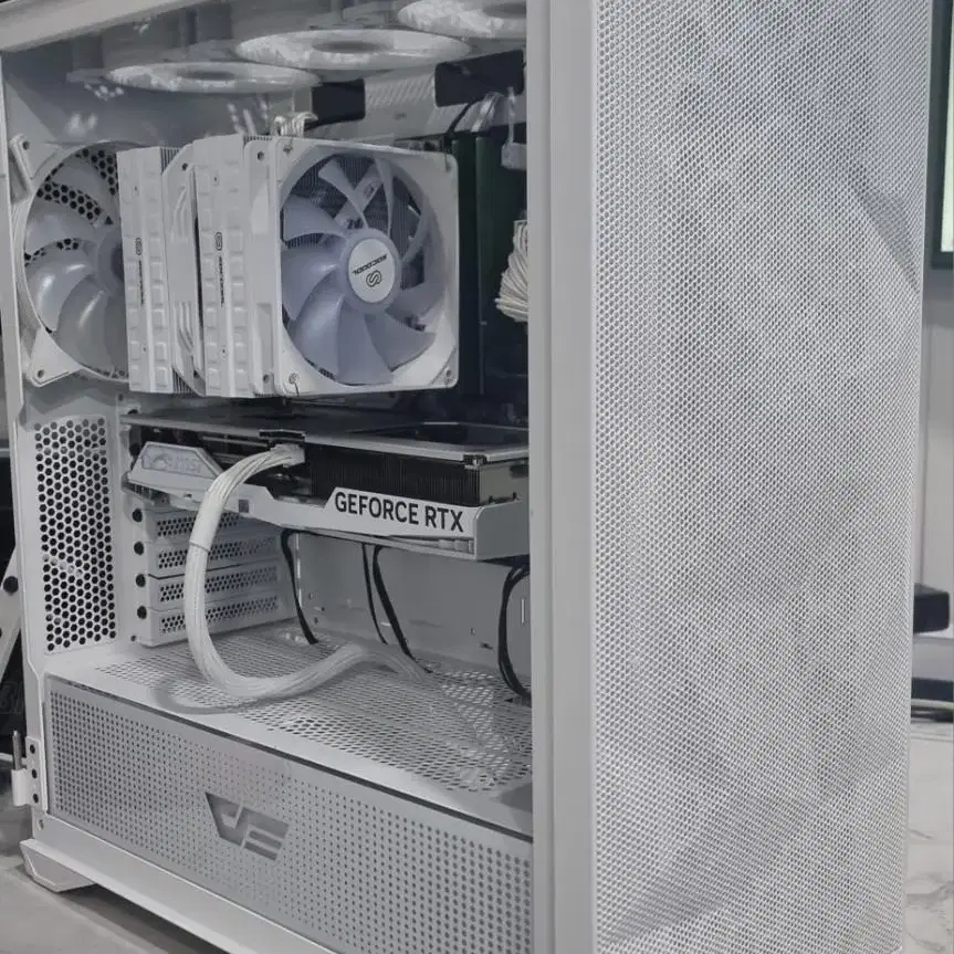 올화이트 감성 7800x3d, 4070ti super 데스크탑팝니다.