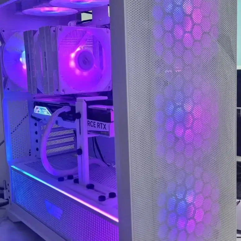 올화이트 감성 7800x3d, 4070ti super 데스크탑팝니다.