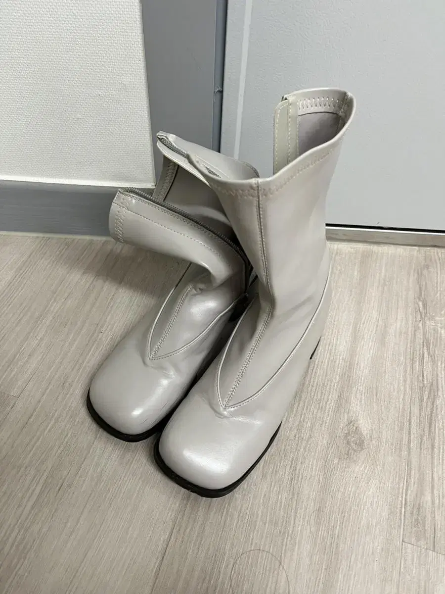 Light gray gray round boots