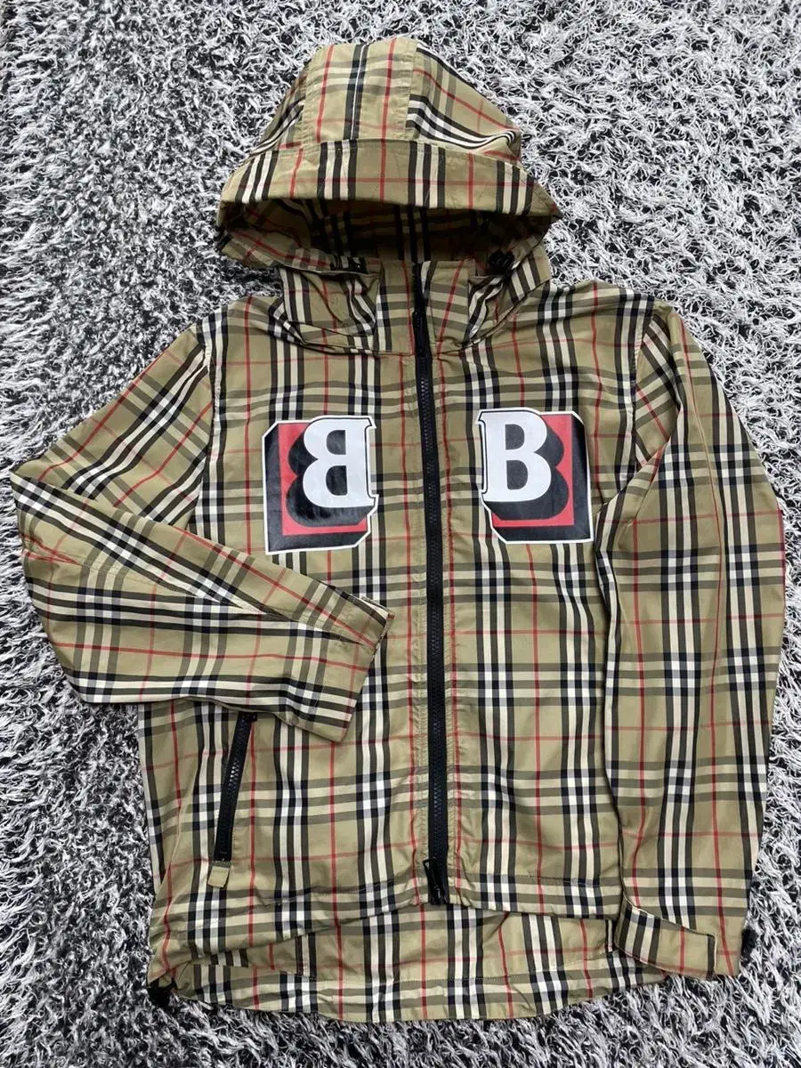 Department store) Burberry windbreaker limited edition (almost new)