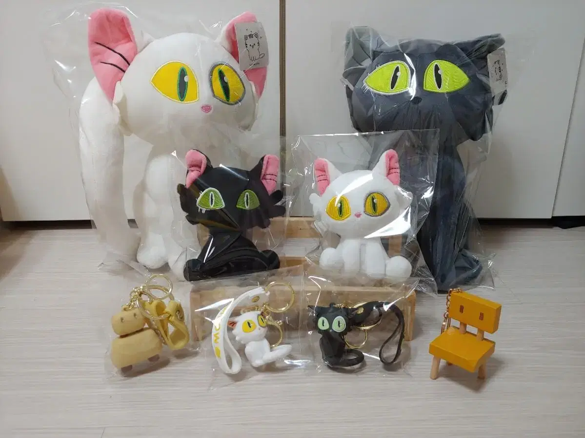 I'm selling my Suzume's Gatekeeper Sadaijin doll and my new Sota chair.