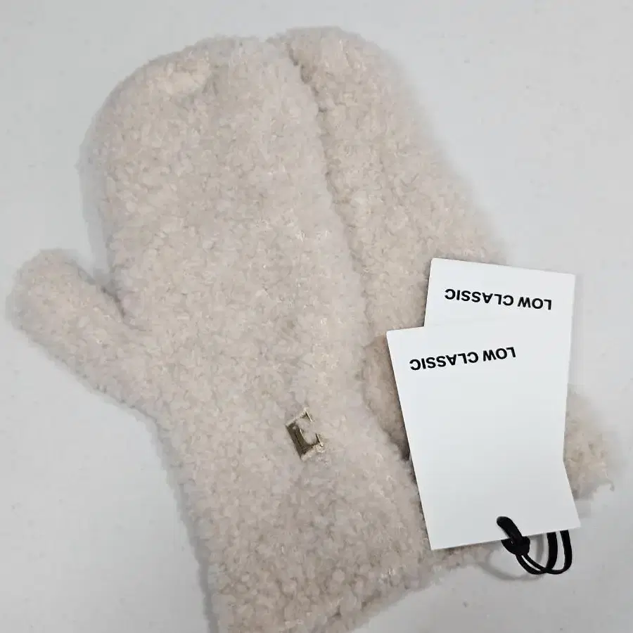 로우클래식 벙어리장갑 (Fluffy Mittens)