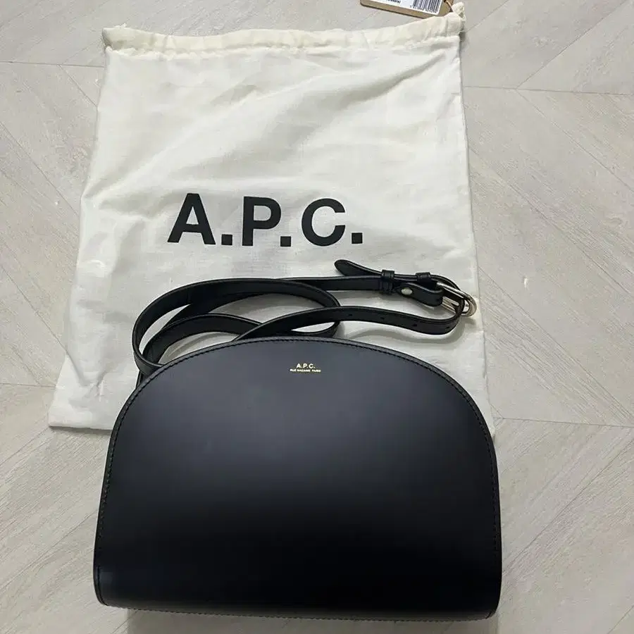 (새상품)아페쎄 apc 하프문백 블랙