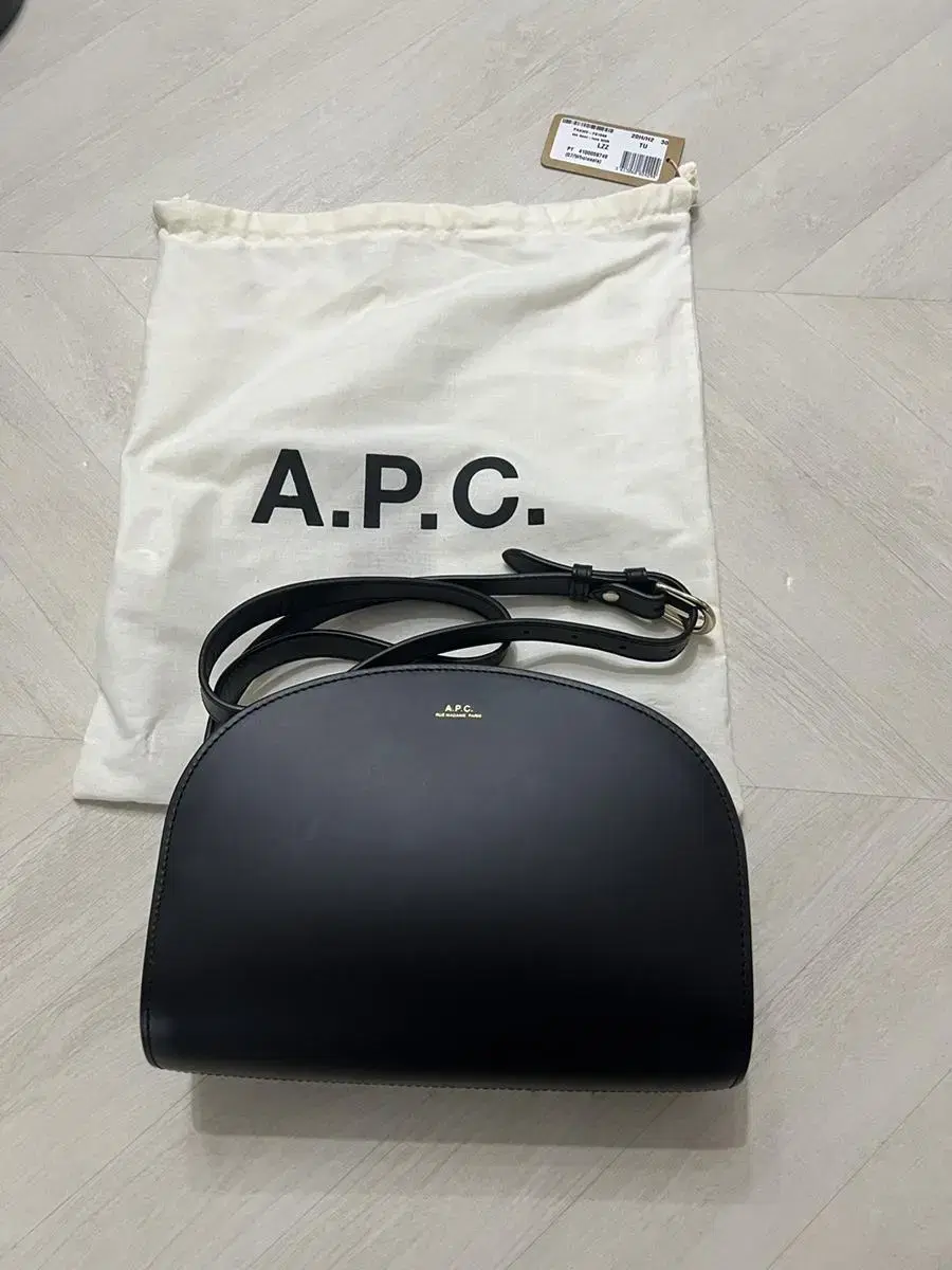 (새상품)아페쎄 apc 하프문백 블랙