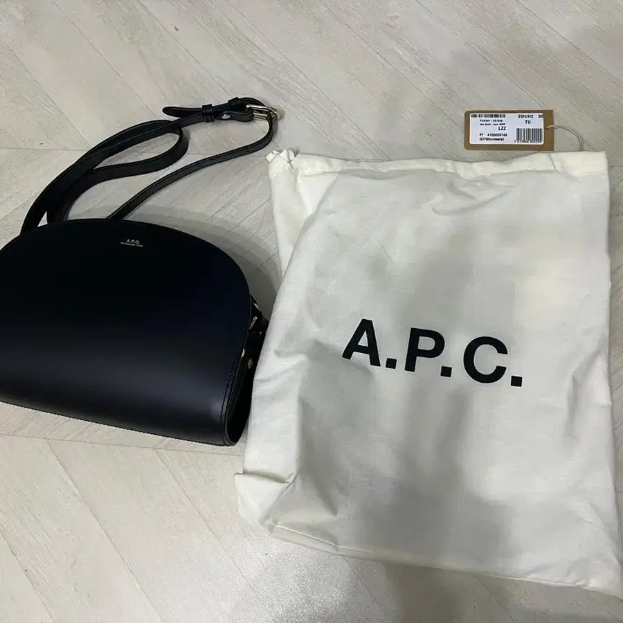 (새상품)아페쎄 apc 하프문백 블랙