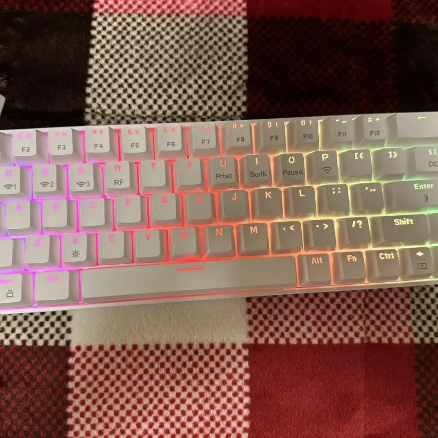 k685t rgb 화이트