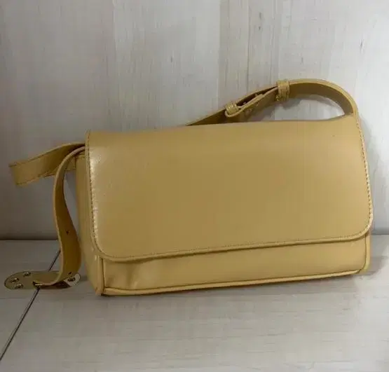 Butter bag shoulder bag