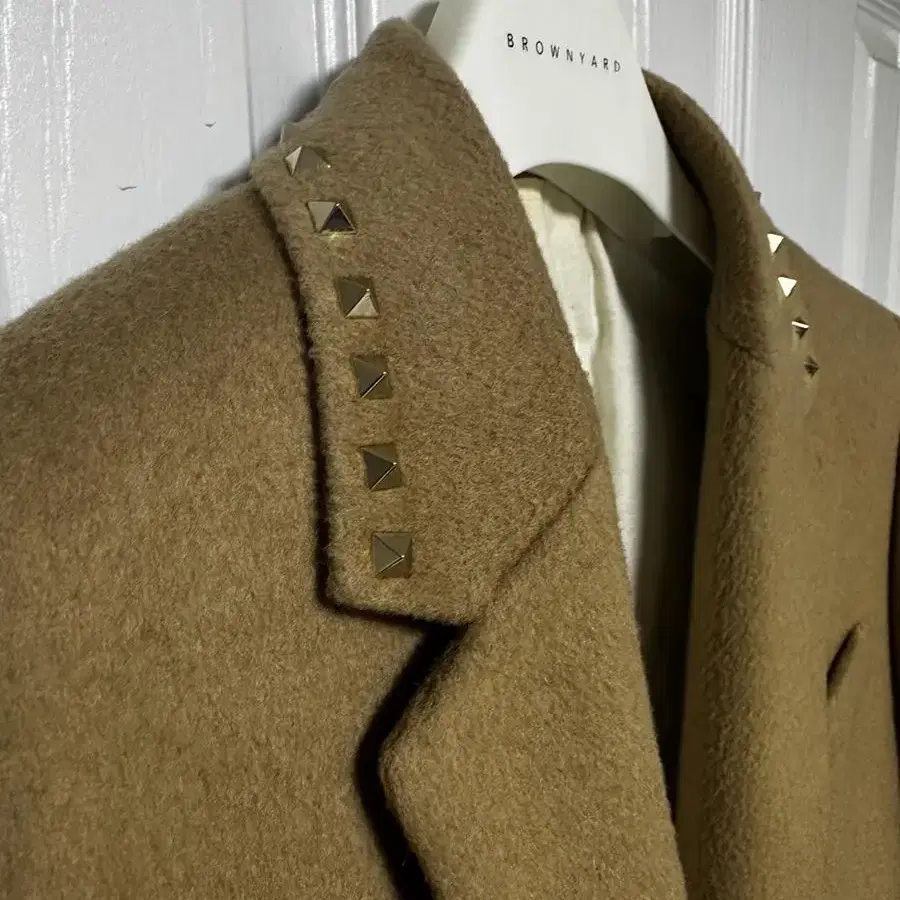 발렌티노 스터드 카멜코트. valentino camel coat