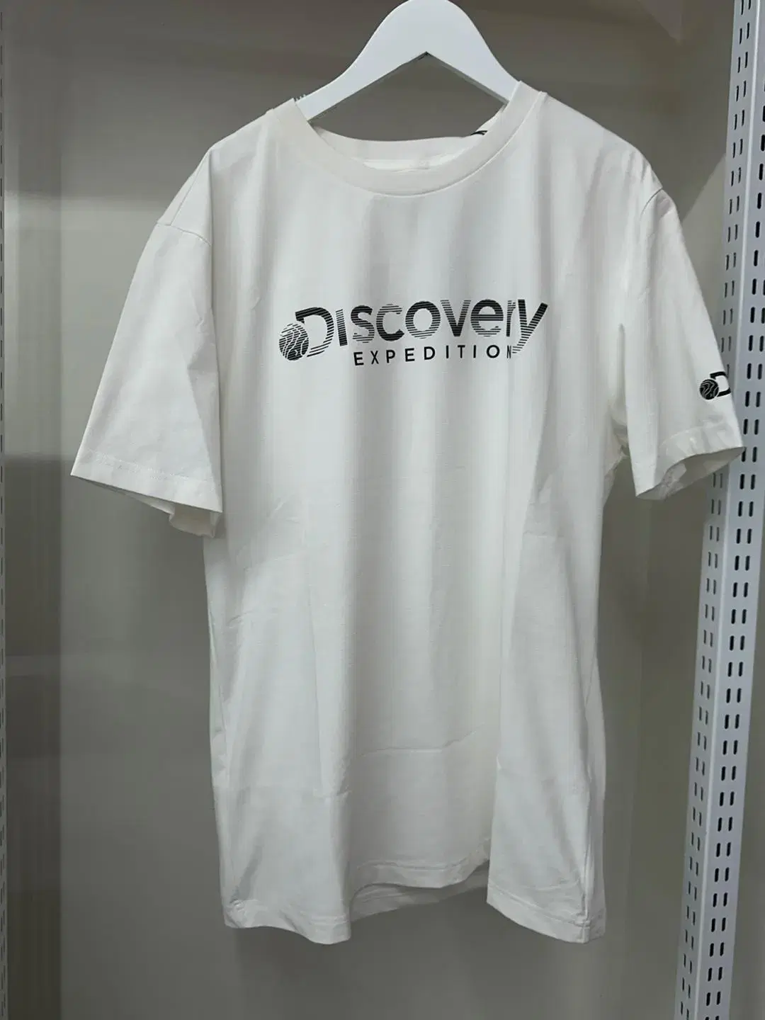 Discovery Moraine Big Logo Men's Short Sleeve T-Shirt (White)_105 sells.