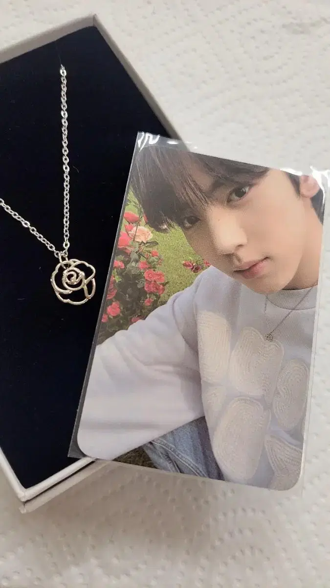 Han Yujin Necklace Photo Card