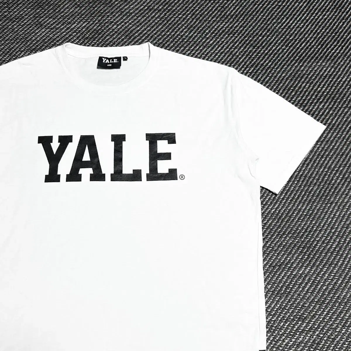 [ L ] Yale 예일 빅로고 화이트 라운드 반팔티