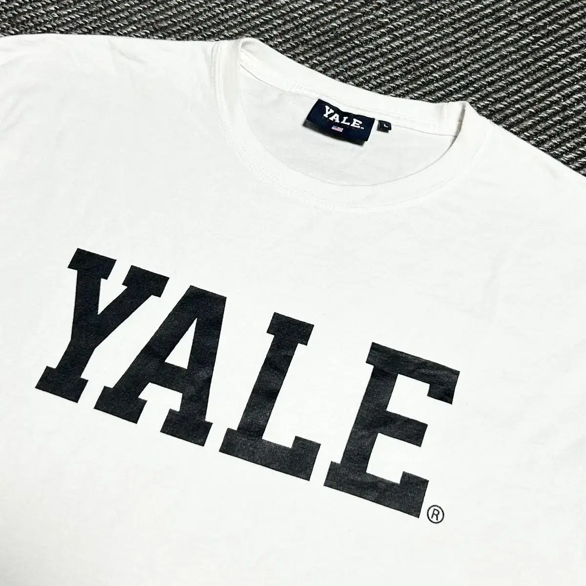 [ L ] Yale 예일 빅로고 화이트 라운드 반팔티