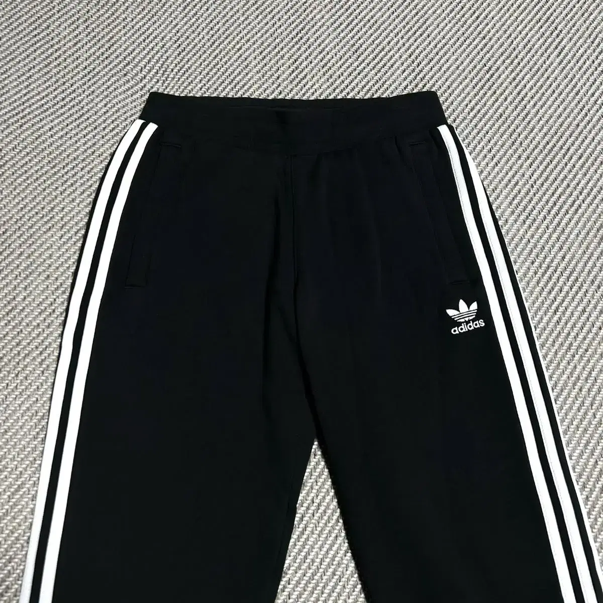 [ L ] adidas 아디다스 신형 검/흰 삼선 조거팬츠