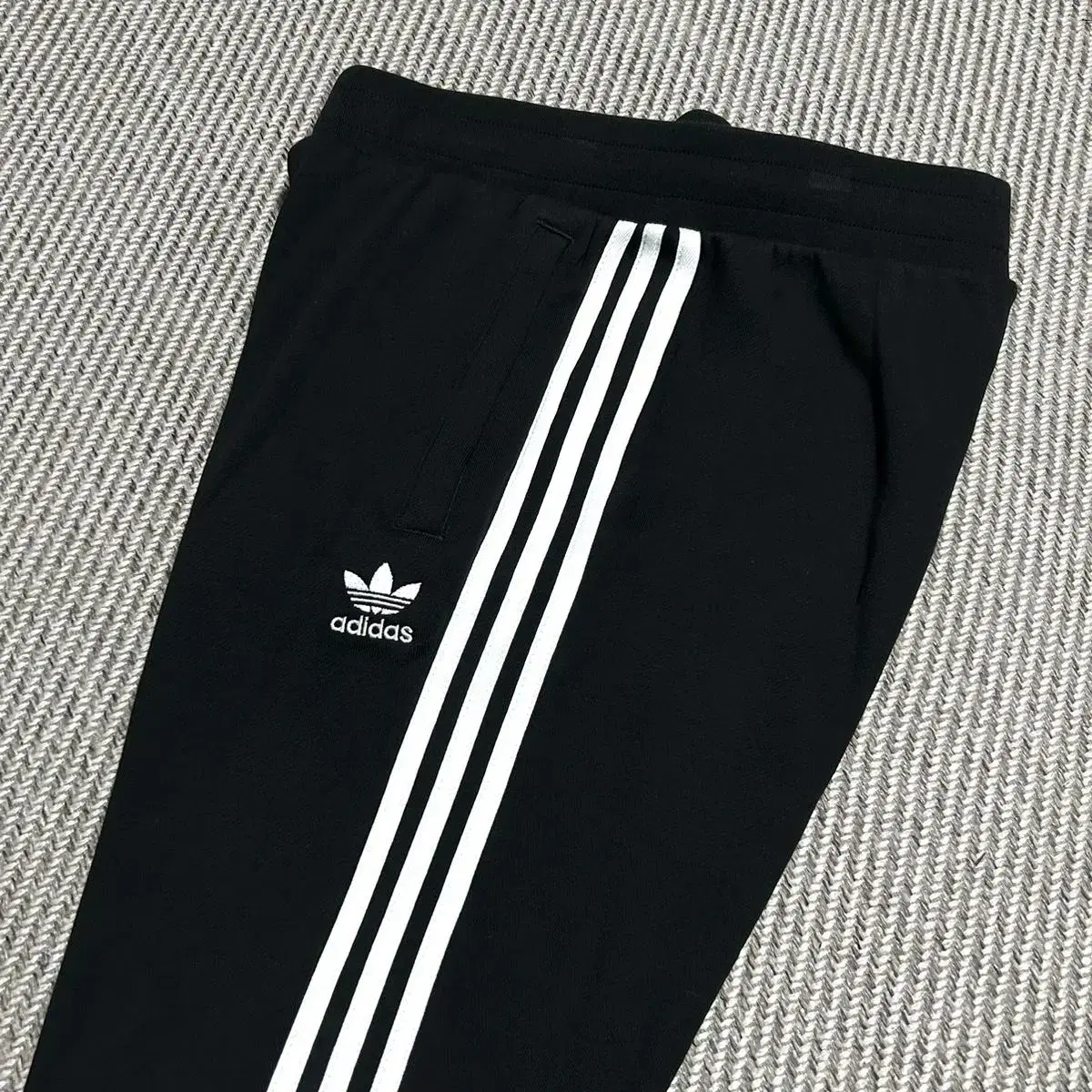 [ L ] adidas 아디다스 신형 검/흰 삼선 조거팬츠