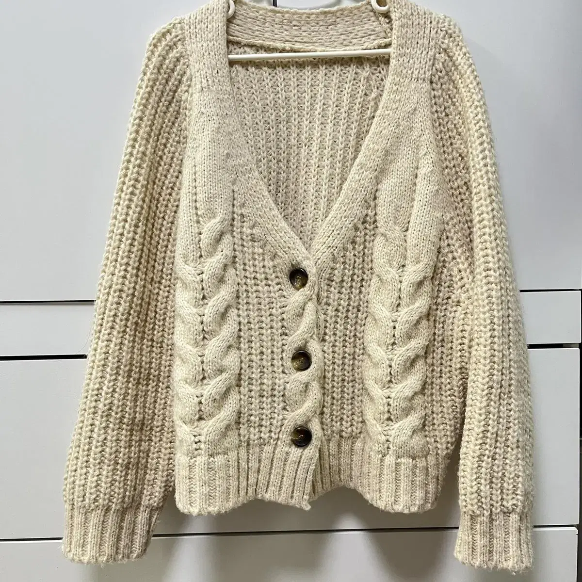 (Worn once)Cute and avant-garde beige knit cardigan