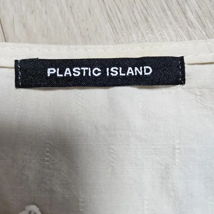 플라스틱 아일랜드 블라우스 PLASTIC ISLAND