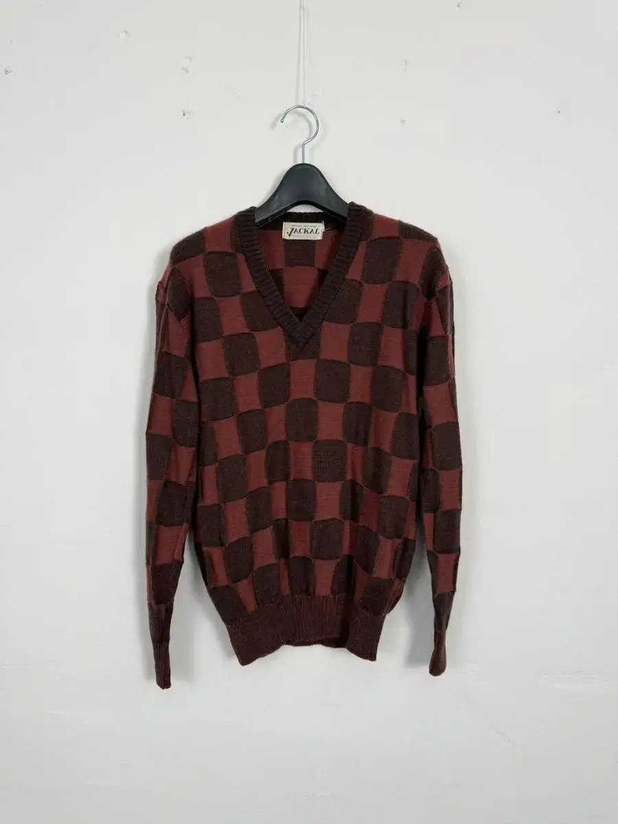 Vintage block pattern V-neck knit