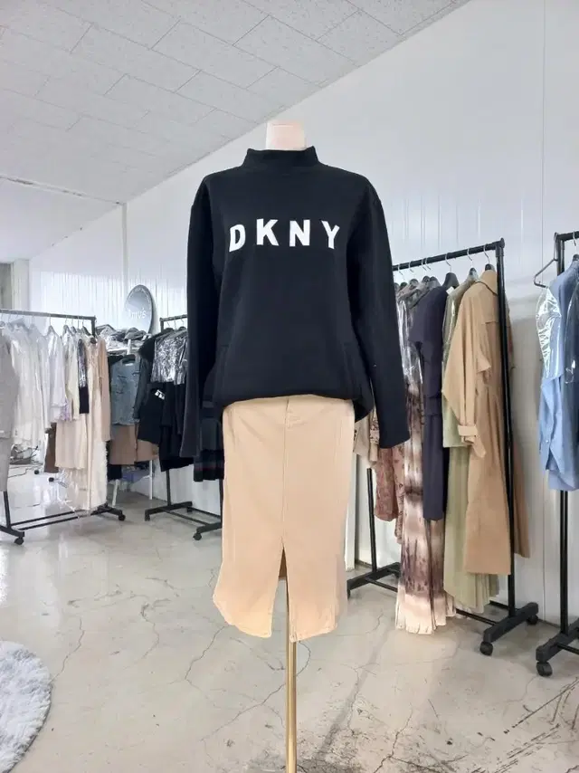 DKNY  로고 맨투맨